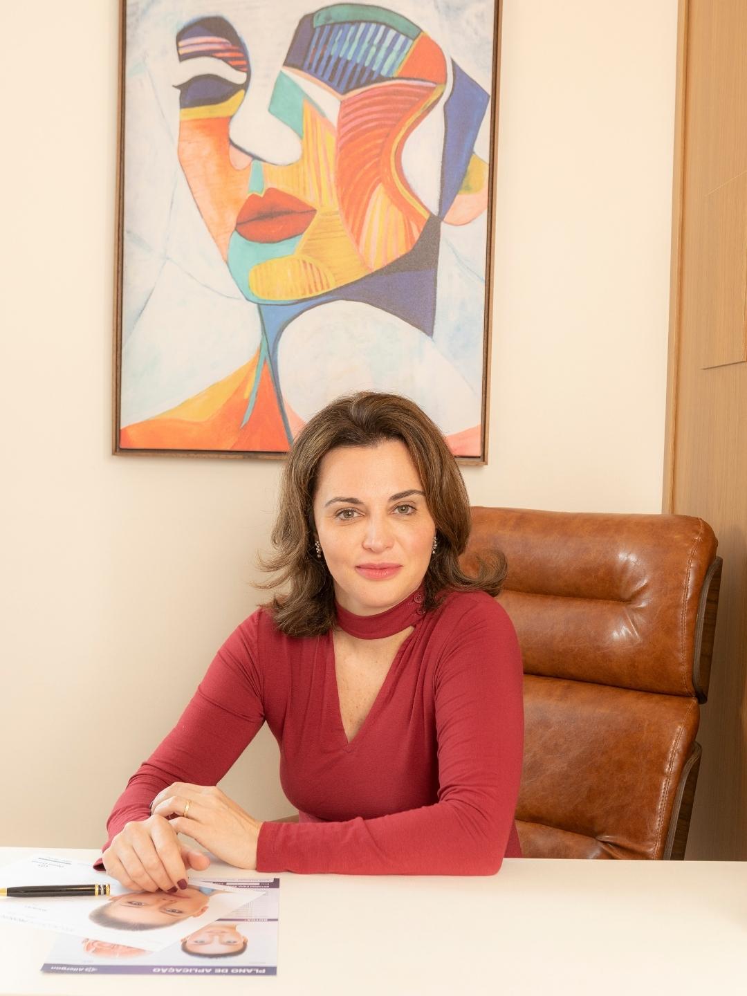 Dentista em consultório odontológico premium no Itaim Bibi