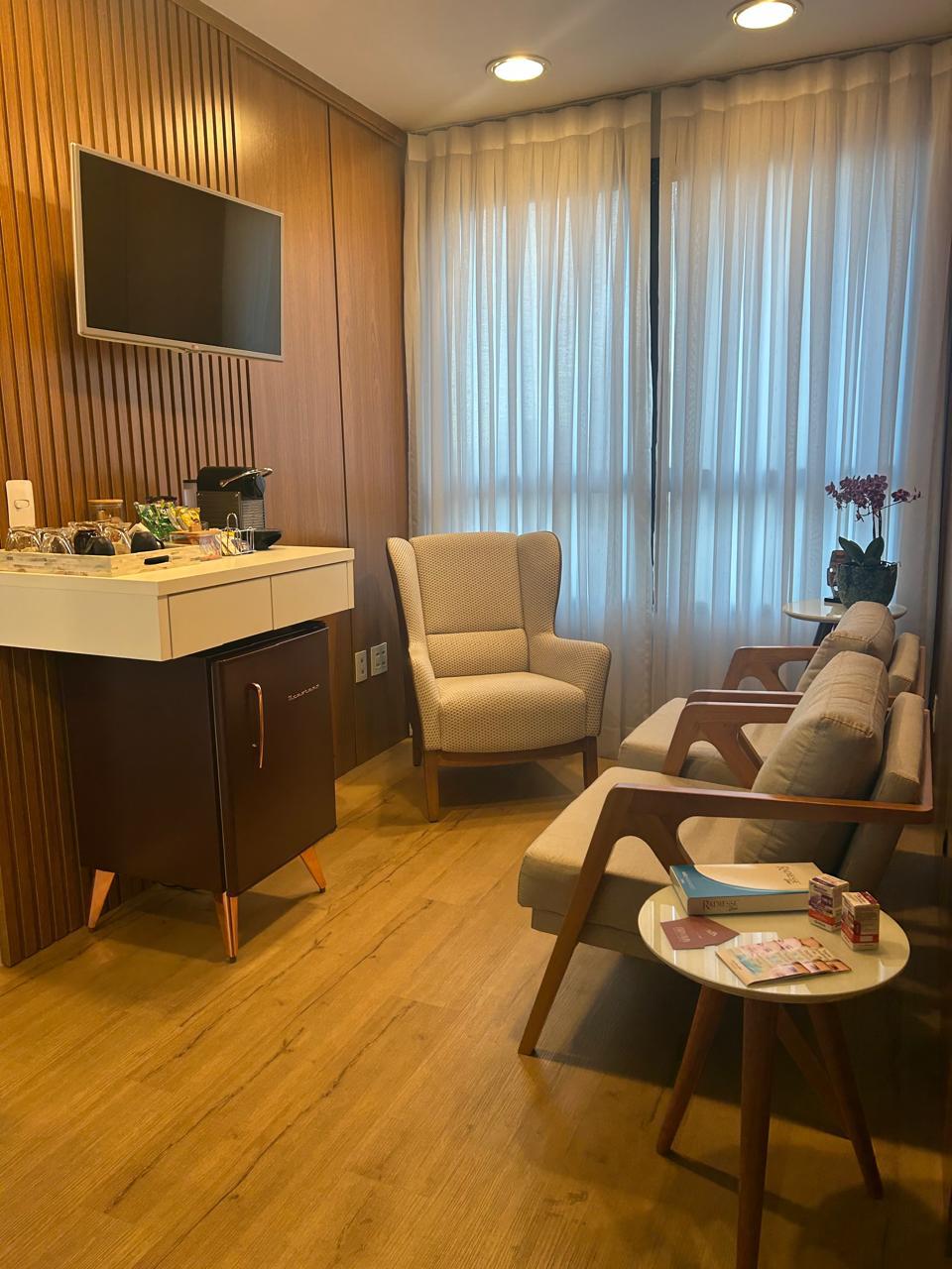 Sala de espera do consultório da Dra. Lara Lavin no Itaim Bibi